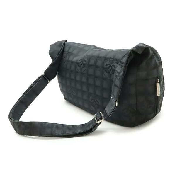 CHANEL Black Shoulder Bag - Picture 3 of 10